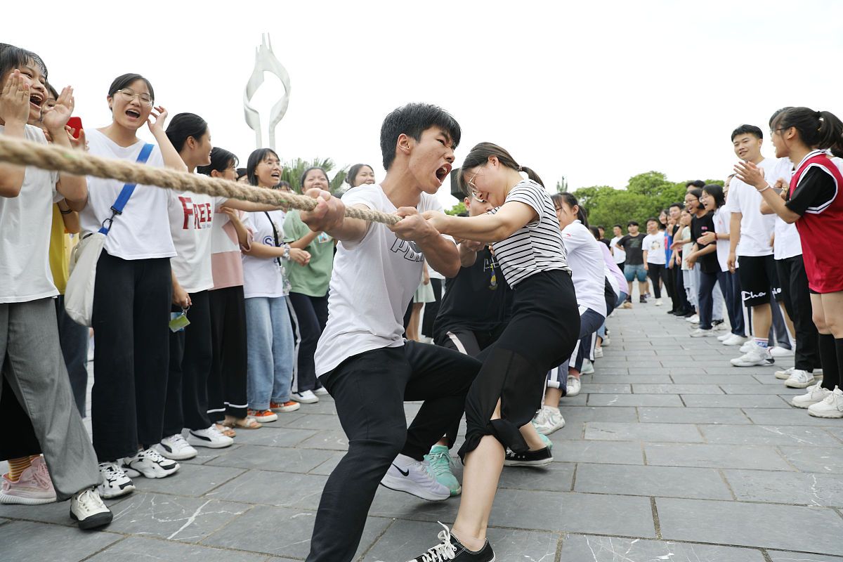 体育场上百战百胜，团队合作取得胜利，队员表现亮眼的简单介绍