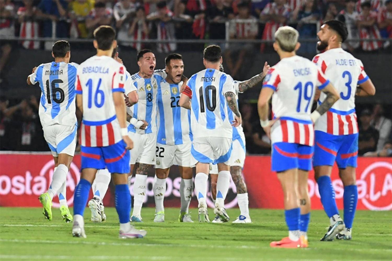 足球狂热者聚集球场观战，助威无压力的简单介绍